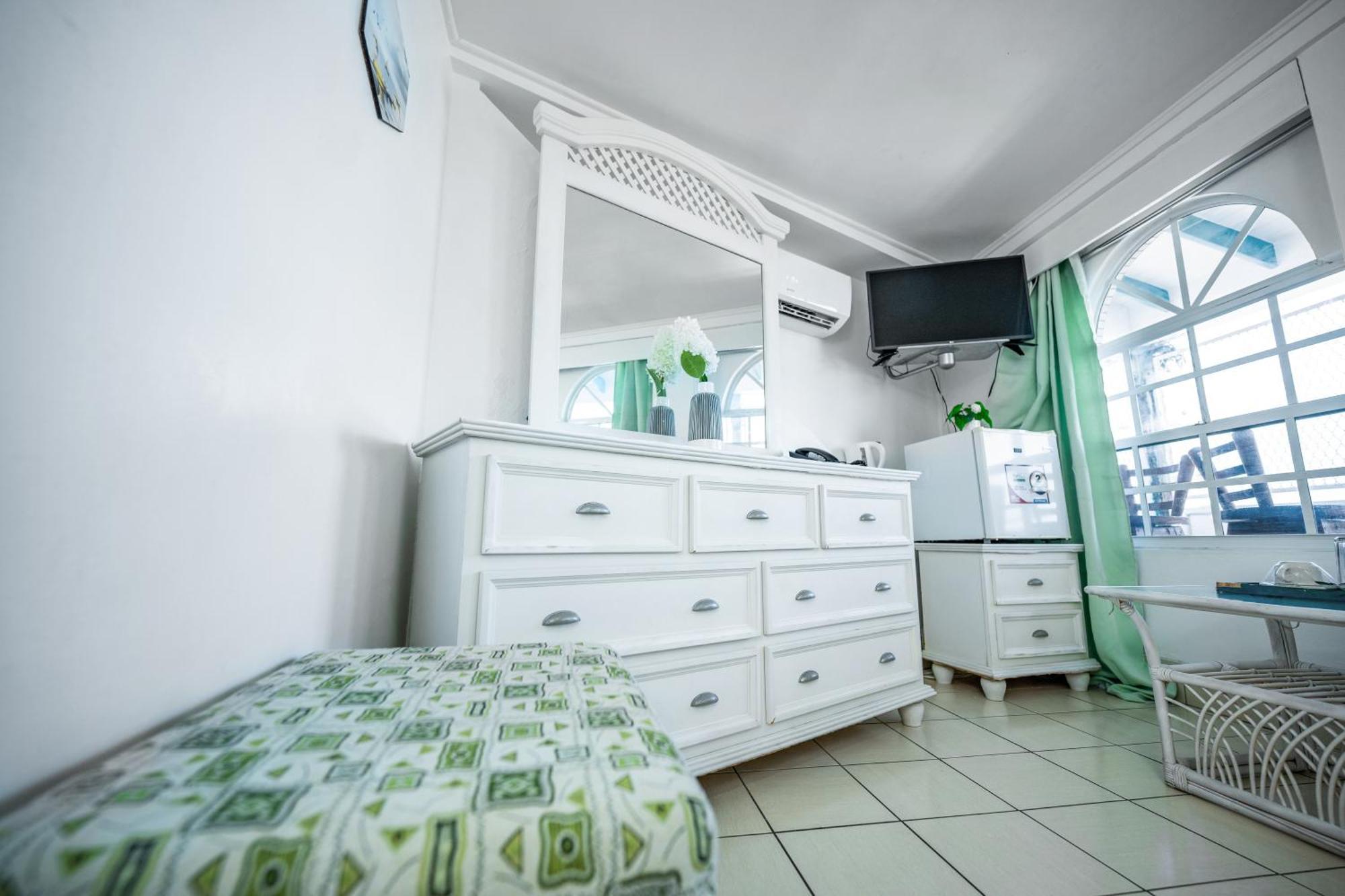 Deyna'S City Inn St. George's Room photo